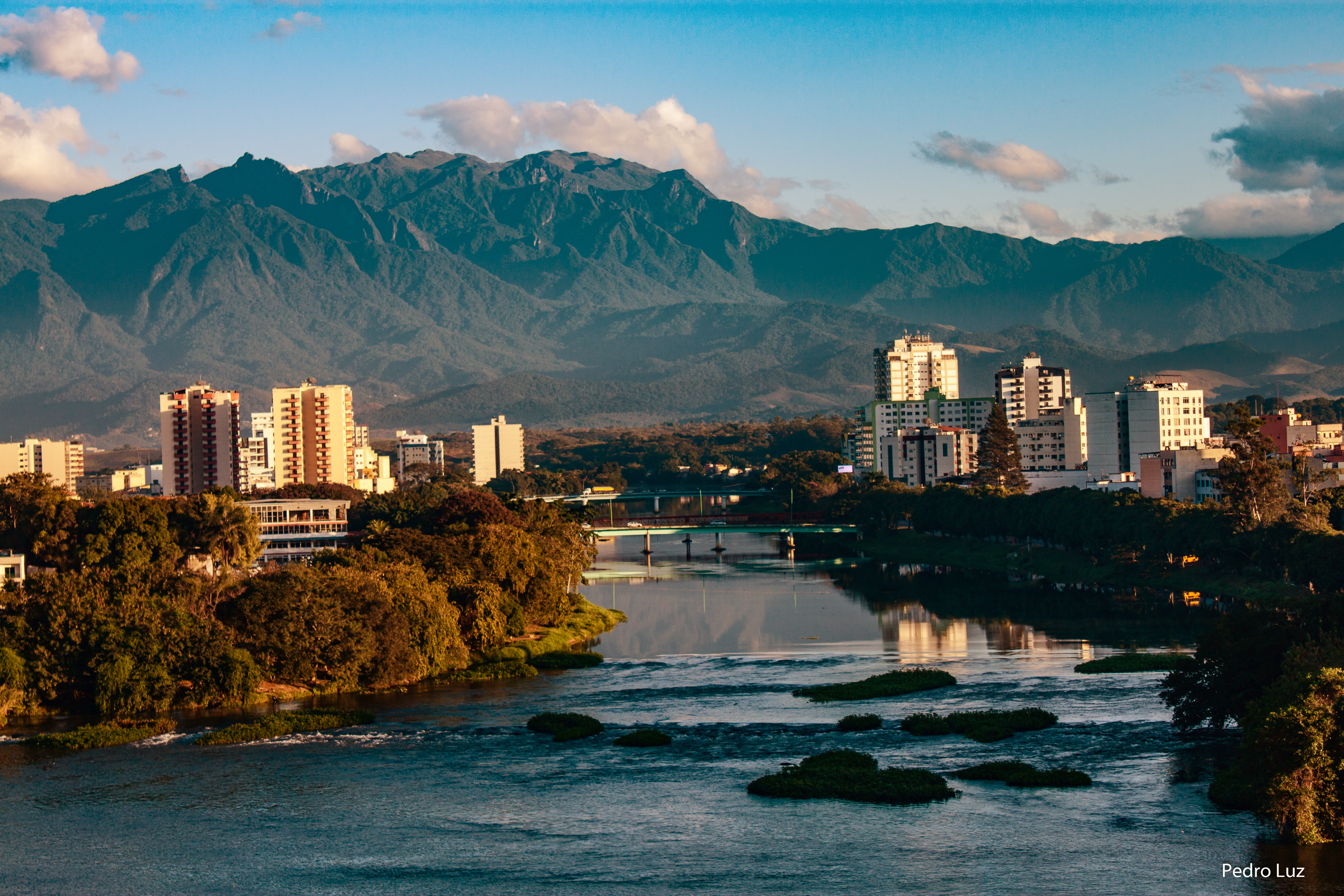 Vista de Resende com rio e montanhas a 30 minutos da Casa Capelinha